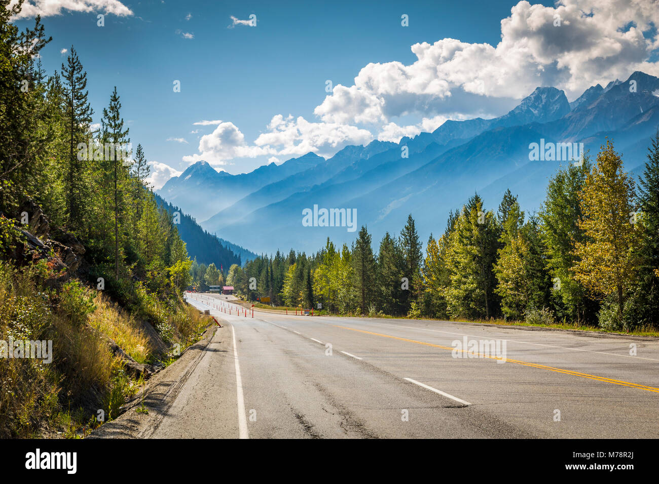 Malerische Aussicht auf die Berge Ausrichten des Trans Canada Highway in Glacier National Park, British Columbia, Kanada, Nordamerika Stockfoto
