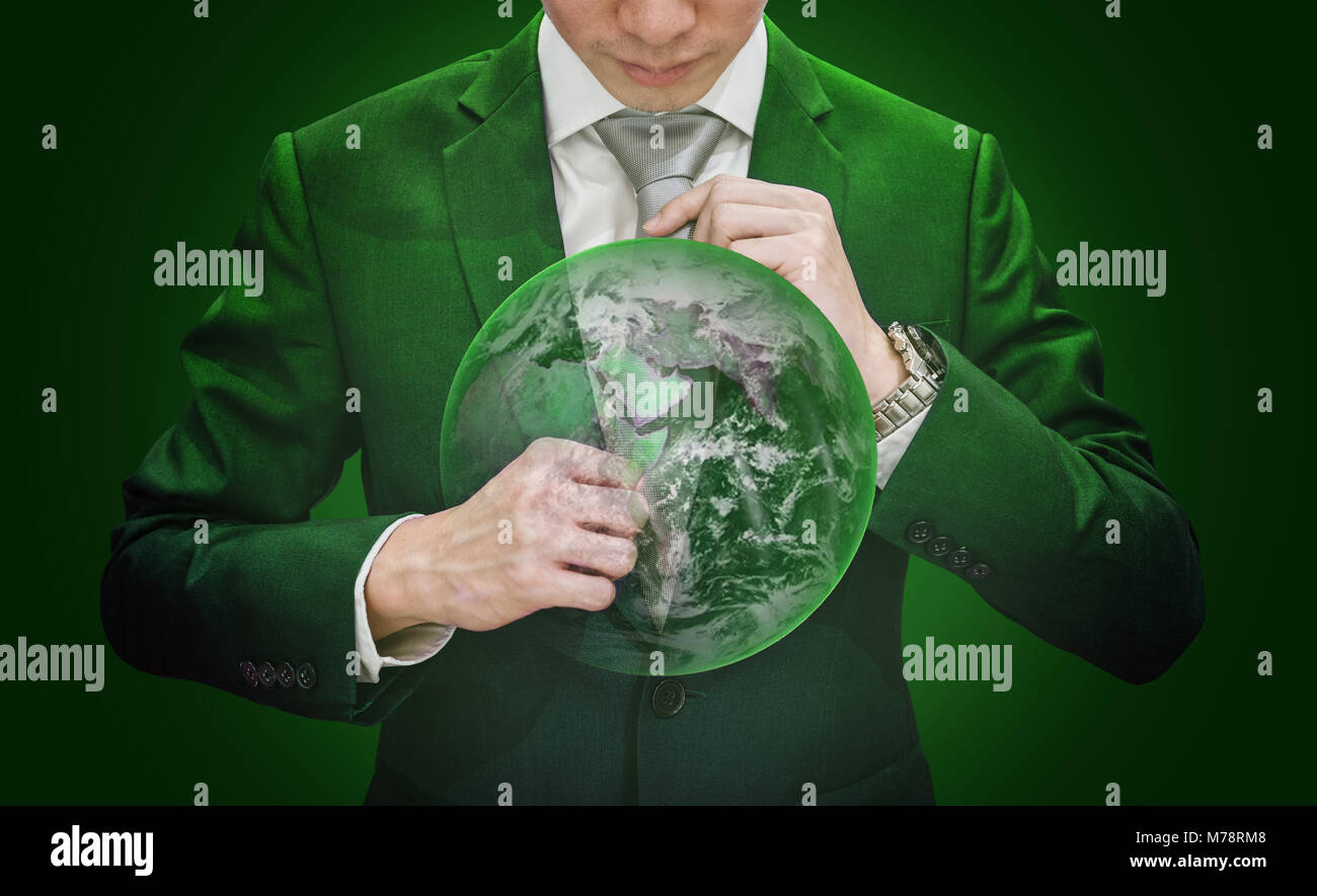 Unternehmer im grünen Anzug mit Krawatte mit Green Globe, auf grünem Hintergrund. Element dieses Bild sind von der NASA eingerichtet Stockfoto