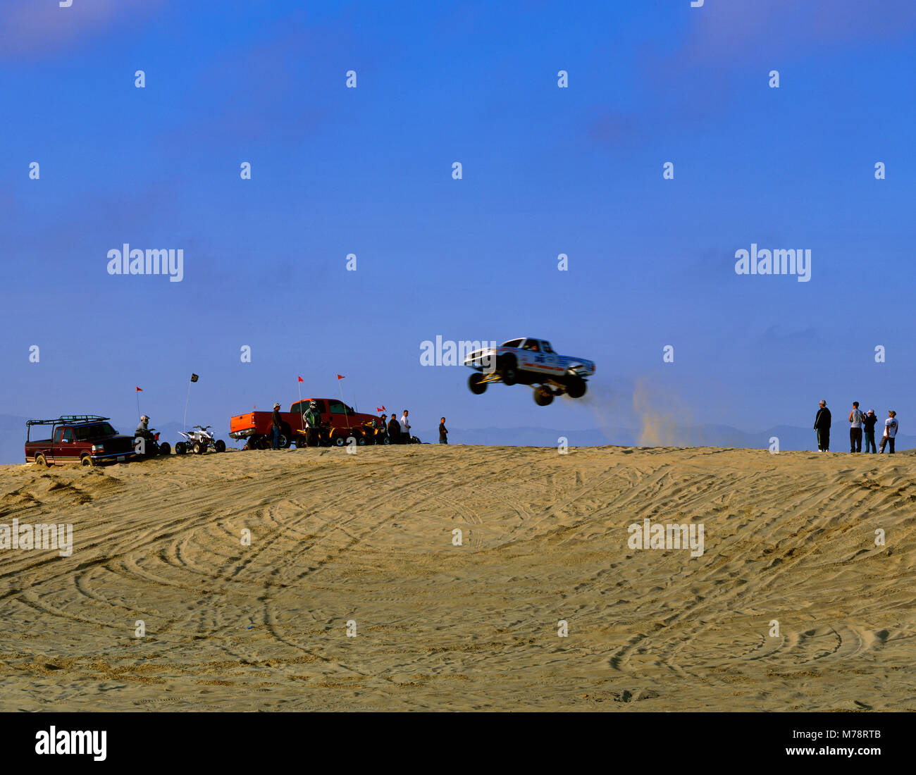 Jumping Truck, Pismo State Beach, San Luis Obispo County, Kalifornien Stockfoto