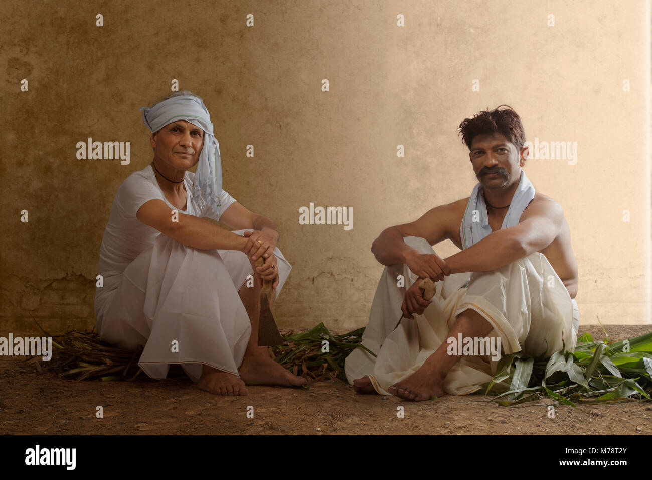 Zwei Erzeuger, landwirtschaftlichen Werkzeugen Stockfoto