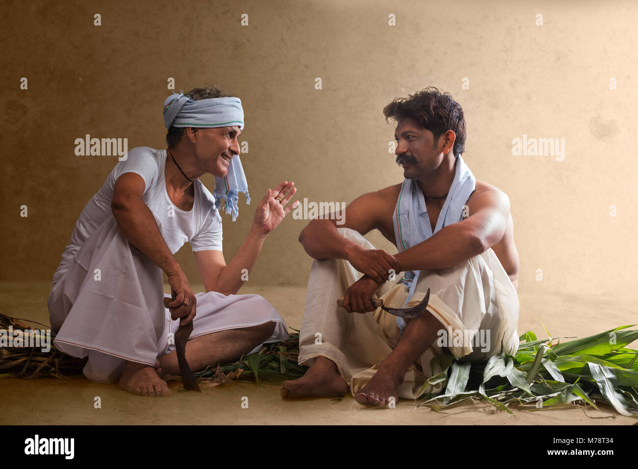 Zwei indische Erzeuger, landwirtschaftlichen Werkzeugen und Reden Stockfoto