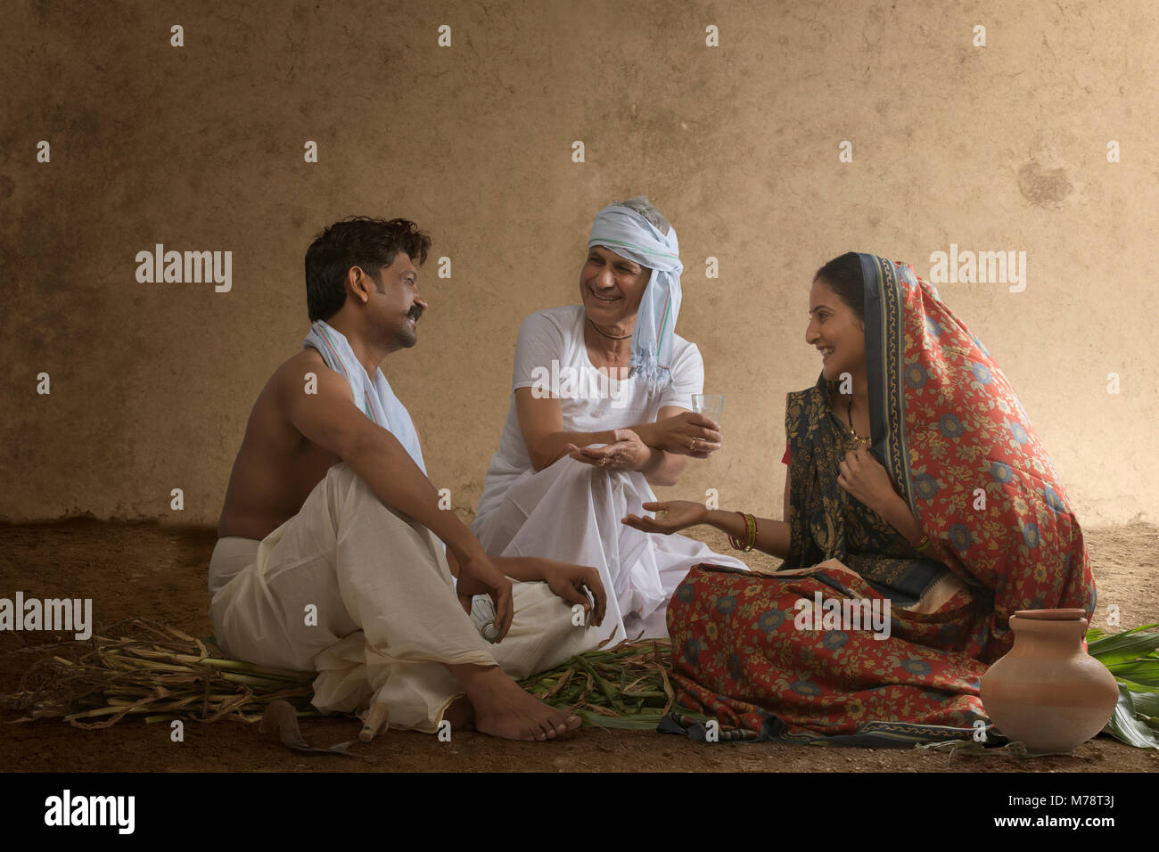 Ländlichen indischen Familie zusammen zu sitzen und Reden Stockfoto
