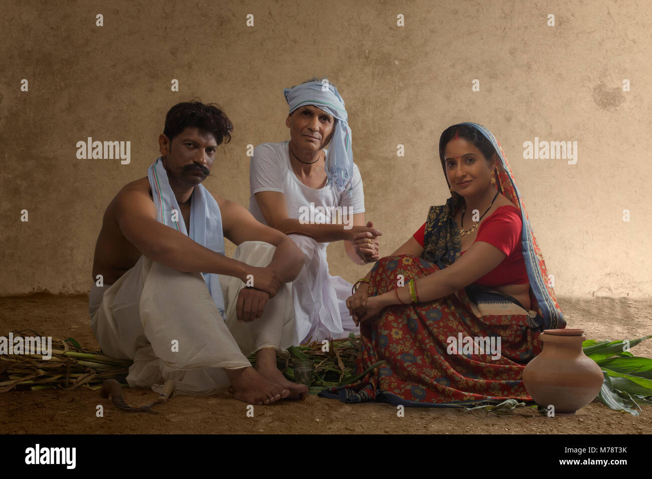 Ländlichen indischen Familie zusammen zu sitzen Stockfoto