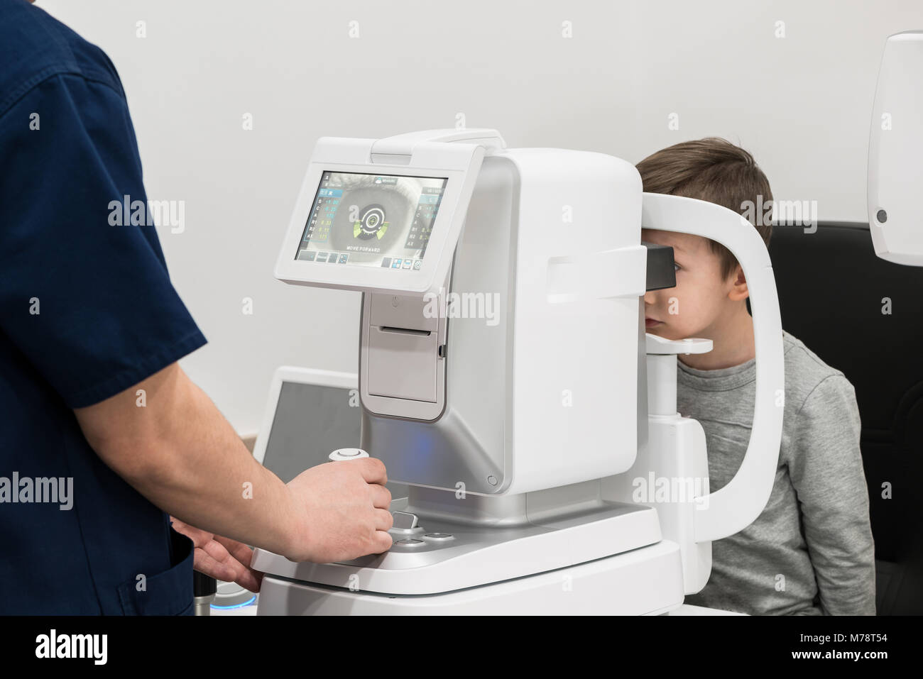 Der Junge ist der Patient auf die Rezeption Arzt Augenarzt. Diagnose ophthalmologische Geräte. Medizin Konzept Stockfoto