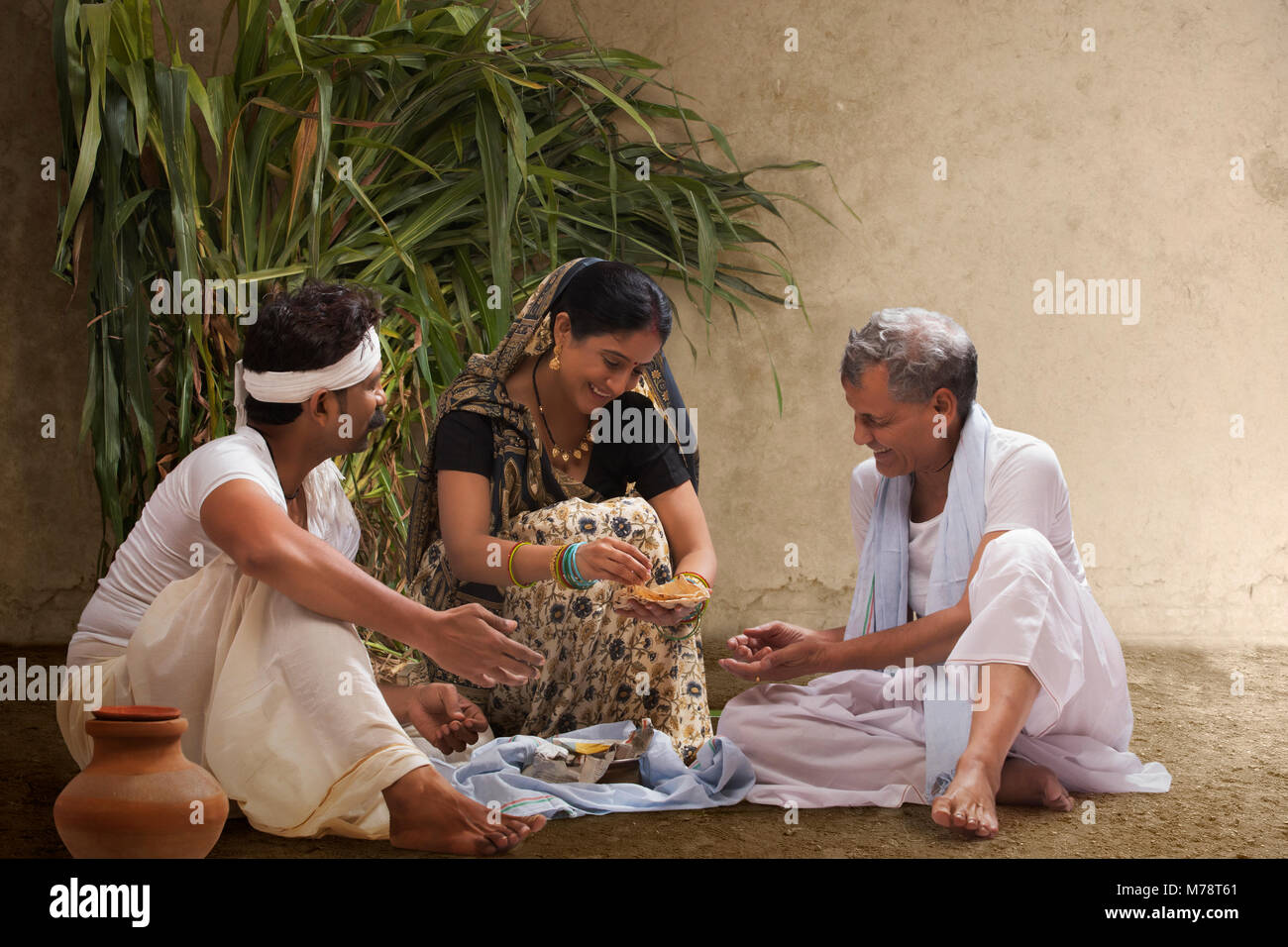Ländlichen indischen Bauern Familie zu Mittag essen, im Feld Stockfoto