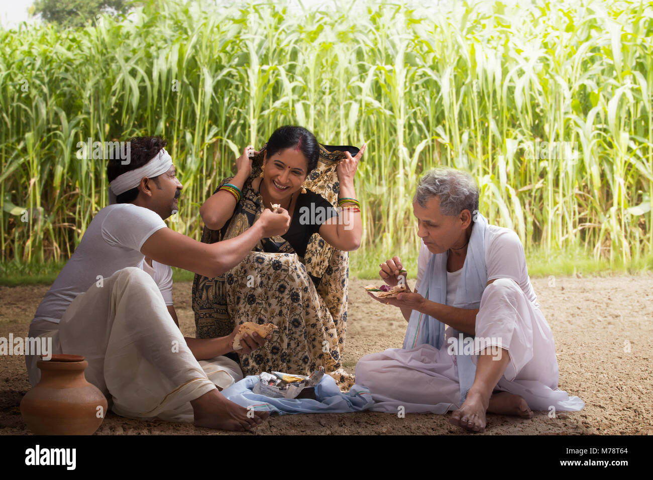 Indische Bauern Familie zu Mittag essen, im Feld Stockfoto