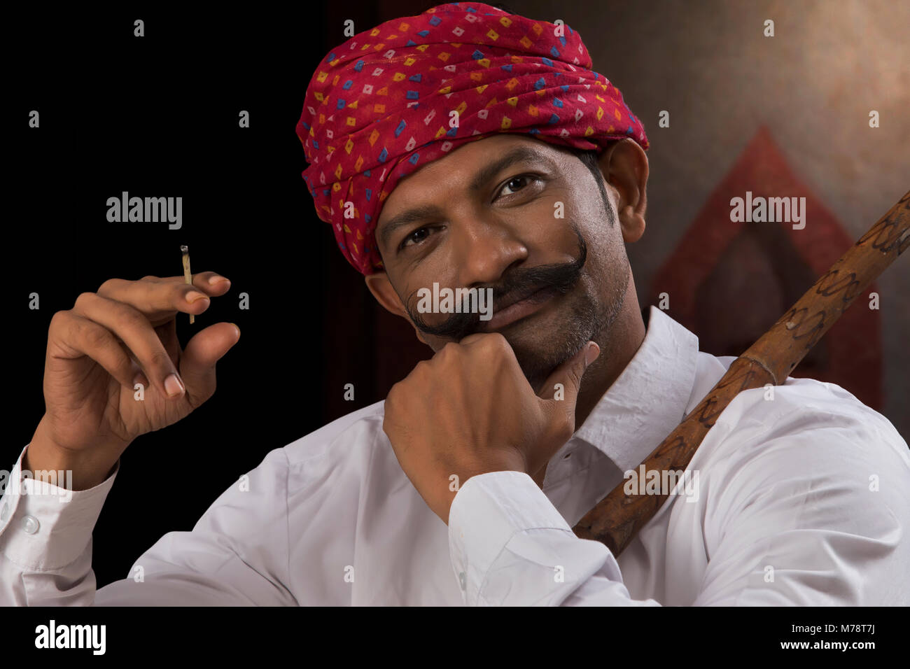 Landwirt tragen von Turban und Rauchen Zigarre Stockfoto