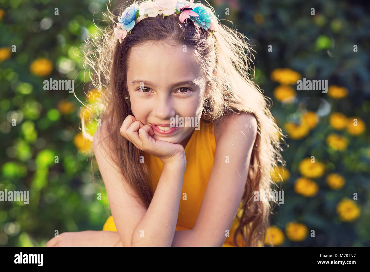 Beauty Happy Girl im Freien die Natur genießen. Schönes junges Mädchen mit langen Haaren lächelnd an sonnigen Tag. Farben in warmen Farben Stockfoto