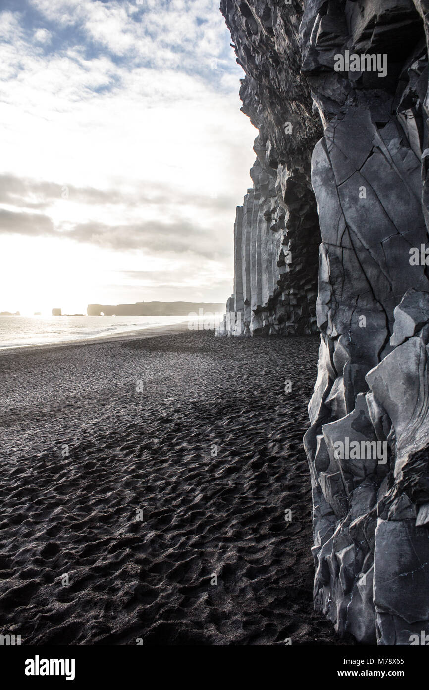 Reynisdrangar Felsformationen, Strand Reynisfjara bei Sonnenuntergang in der Nähe von Vik, Island Stockfoto