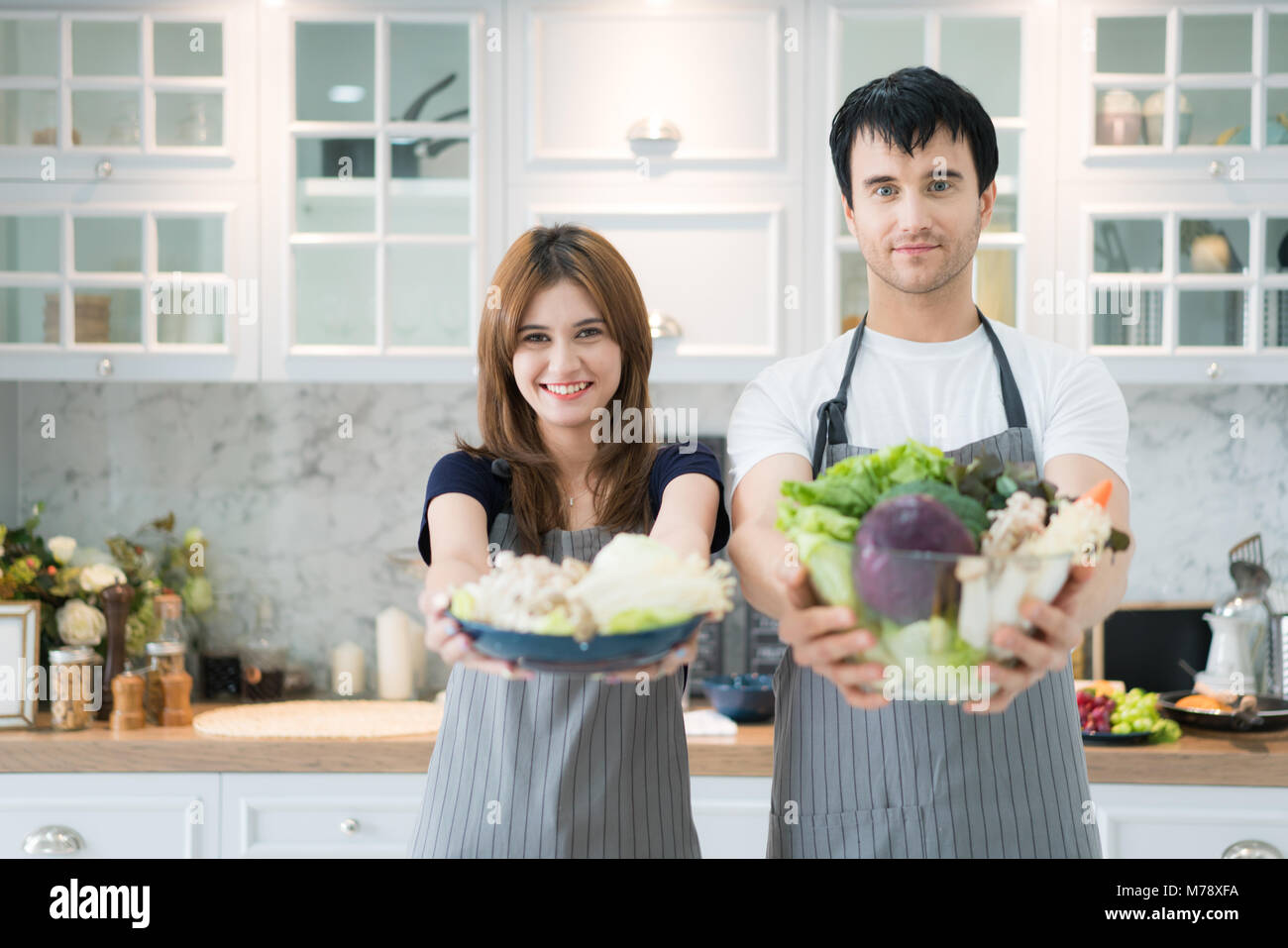 Young Asian paar Vorbereitung Essen gemeinsam am Schalter in der Küche. Glückliche Liebe paar Konzept. Stockfoto