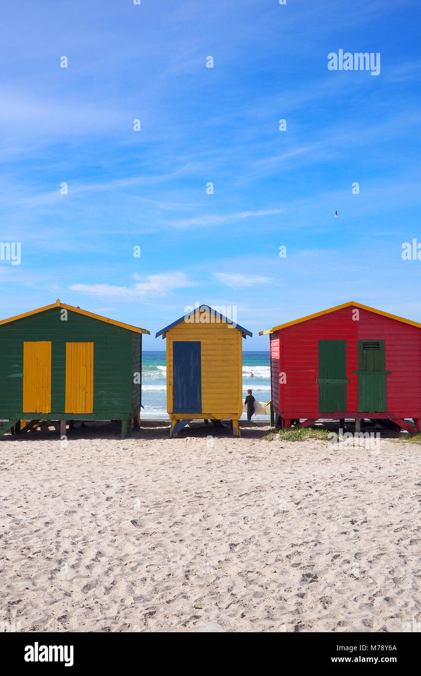 Helle Strand Hütten am Strand von Muizenberg, Kapstadt, Südafrika Stockfoto