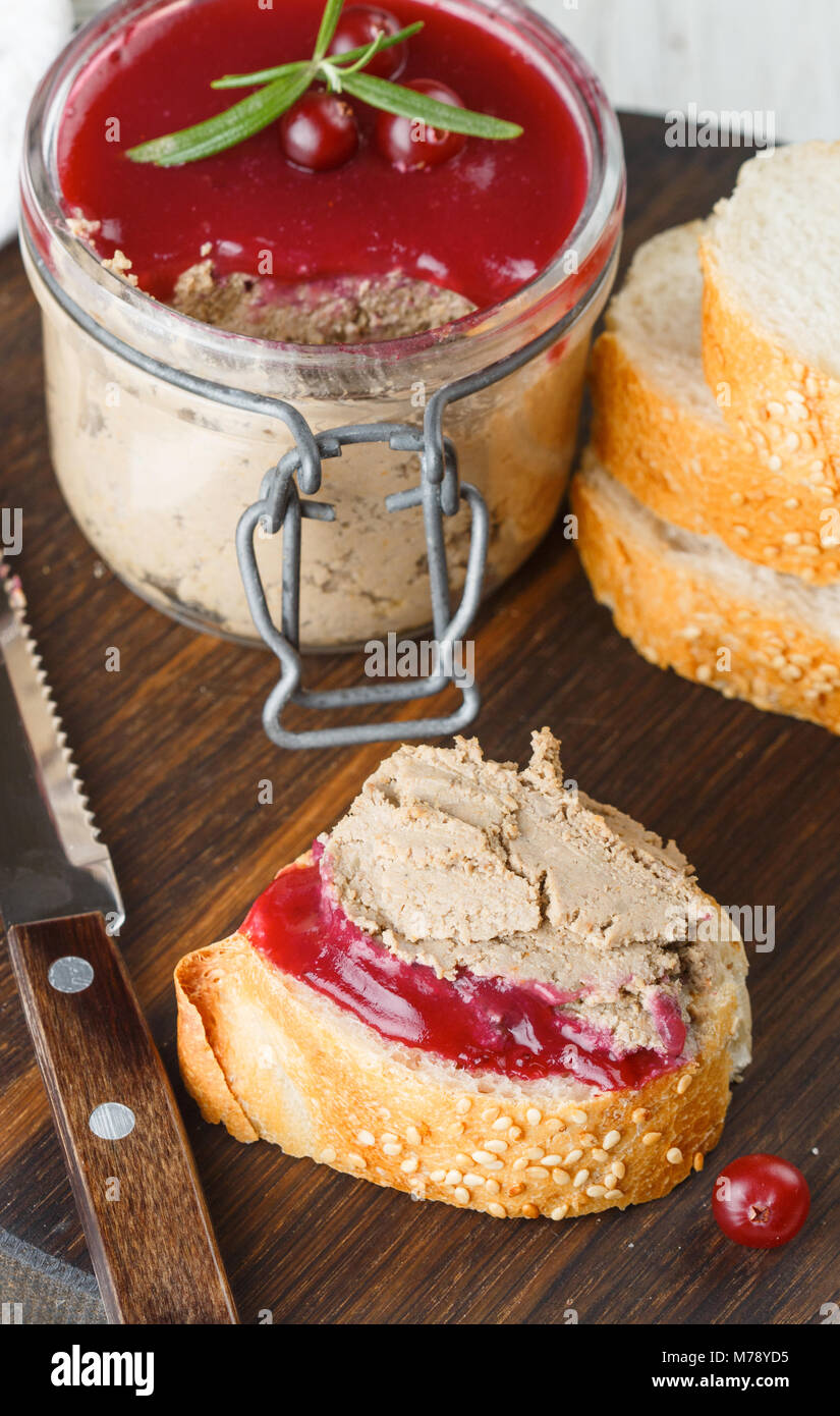 Frische hausgemachte Huhn Leber Pastete (Hase, Gans) mit Preiselbeersoße. Gourmet Vorspeise. Selektiver Fokus Stockfoto