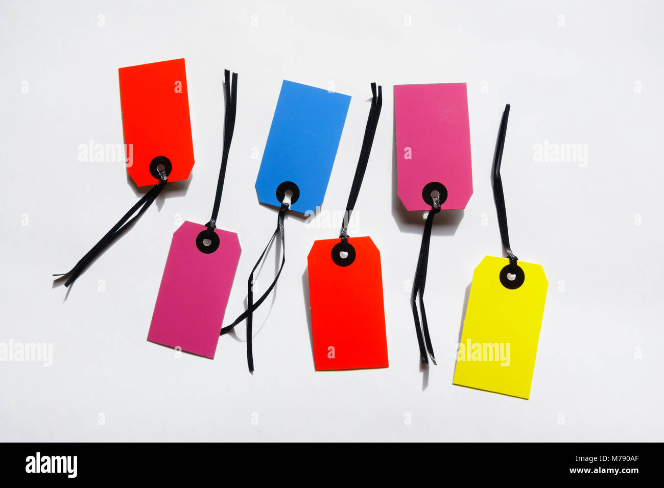 Farbige Namensschilder mit schwarzem Band auf weißen Hintergrund. Stockfoto