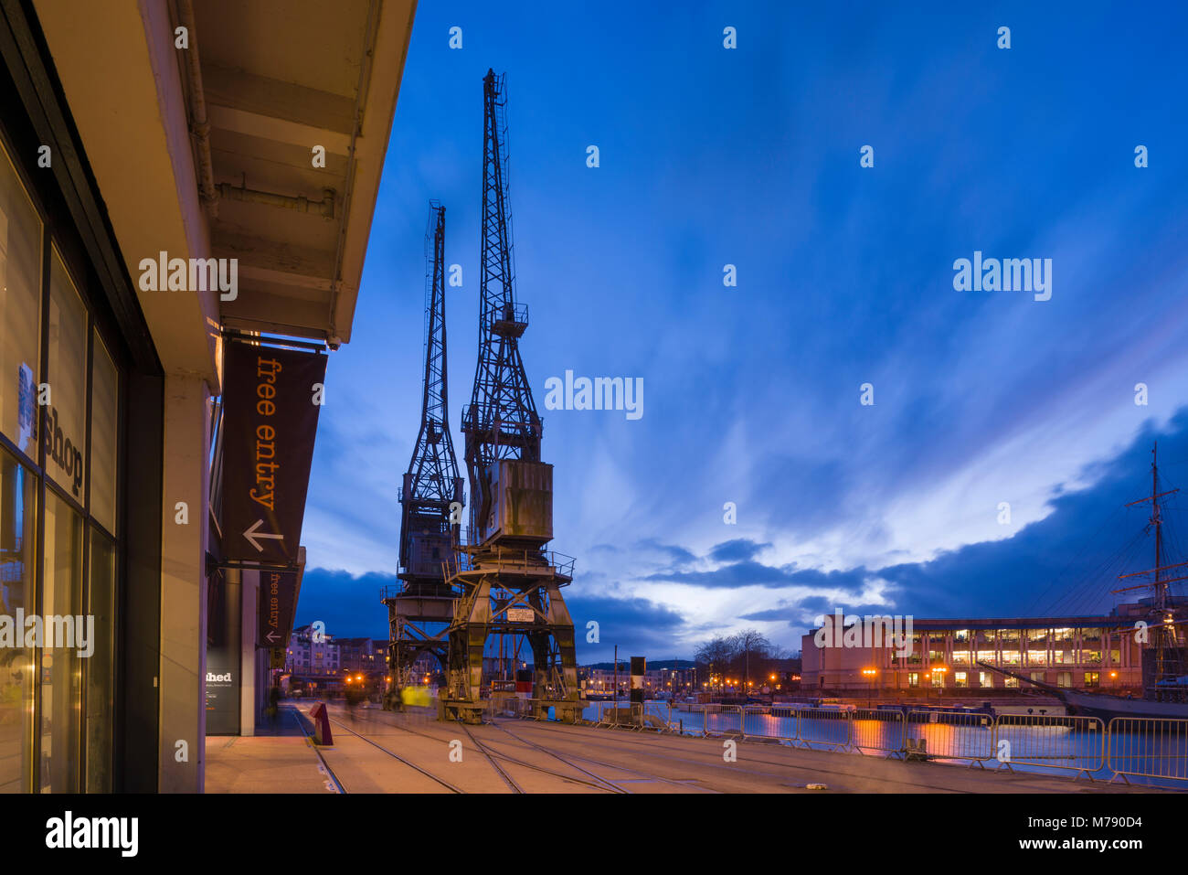 Kräne und die Bristol Hafenbahn im Princes Wharf außerhalb der M vergossen Museum neben dem Schwimmenden Hafen von Bristol, England. Stockfoto