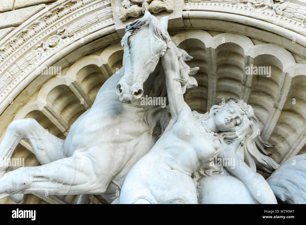 Detail vom Brunnen der Nymphe und Seahorse Inn Bologna, Italien. Die Statue wurde von Diego Sarti 1896 gemacht. Stockfoto