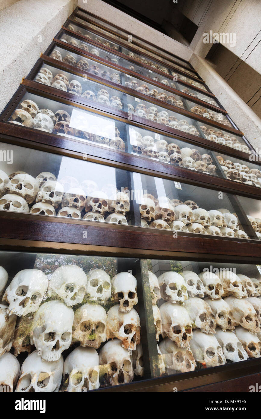 Schädel des Menschen in den Killing Fields an der Gedenkstätte getötet, Choeung Ek Völkermord Center Museum, Phnom Penh, Kambodscha Asien Stockfoto