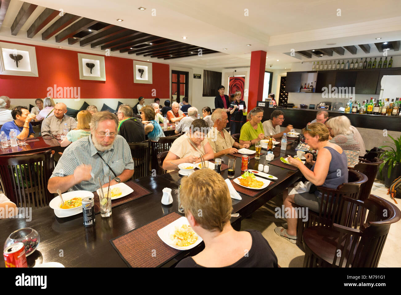 Kambodscha Essen - Touristen essen in einem schicken Restaurant, Phnom Penh, Kambodscha Asien Stockfoto