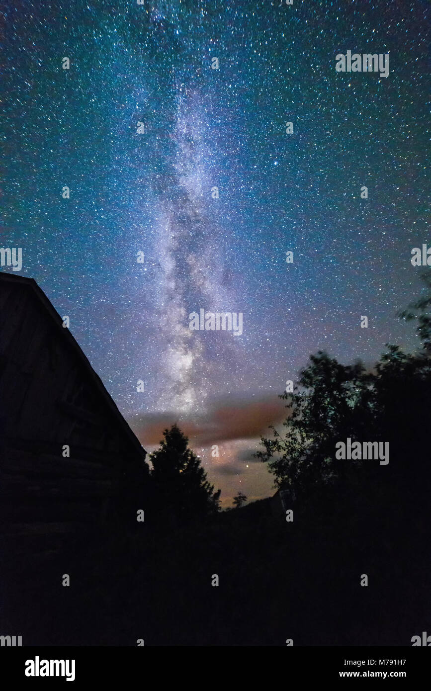 Alte Scheunen und Nebengebäuden mit Sternenhimmel mit Wolken und Milchstraße im Sommer Stockfoto