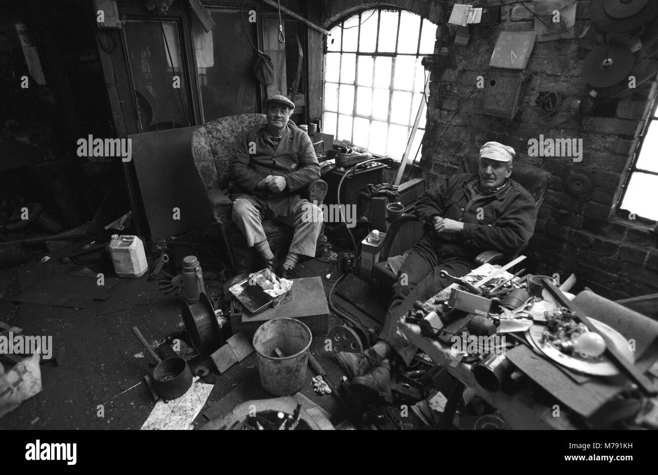 Ingenieure machen Mittagspause in ihrer Werkstatt 1980s Stockfoto
