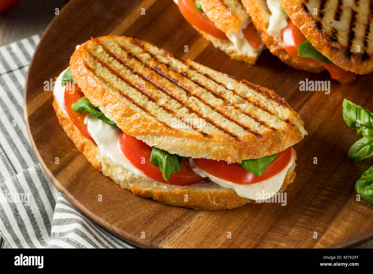 Gesund Gegrilltes Basilikum Mozzarella Caprese Panini Sandwich Stockfoto