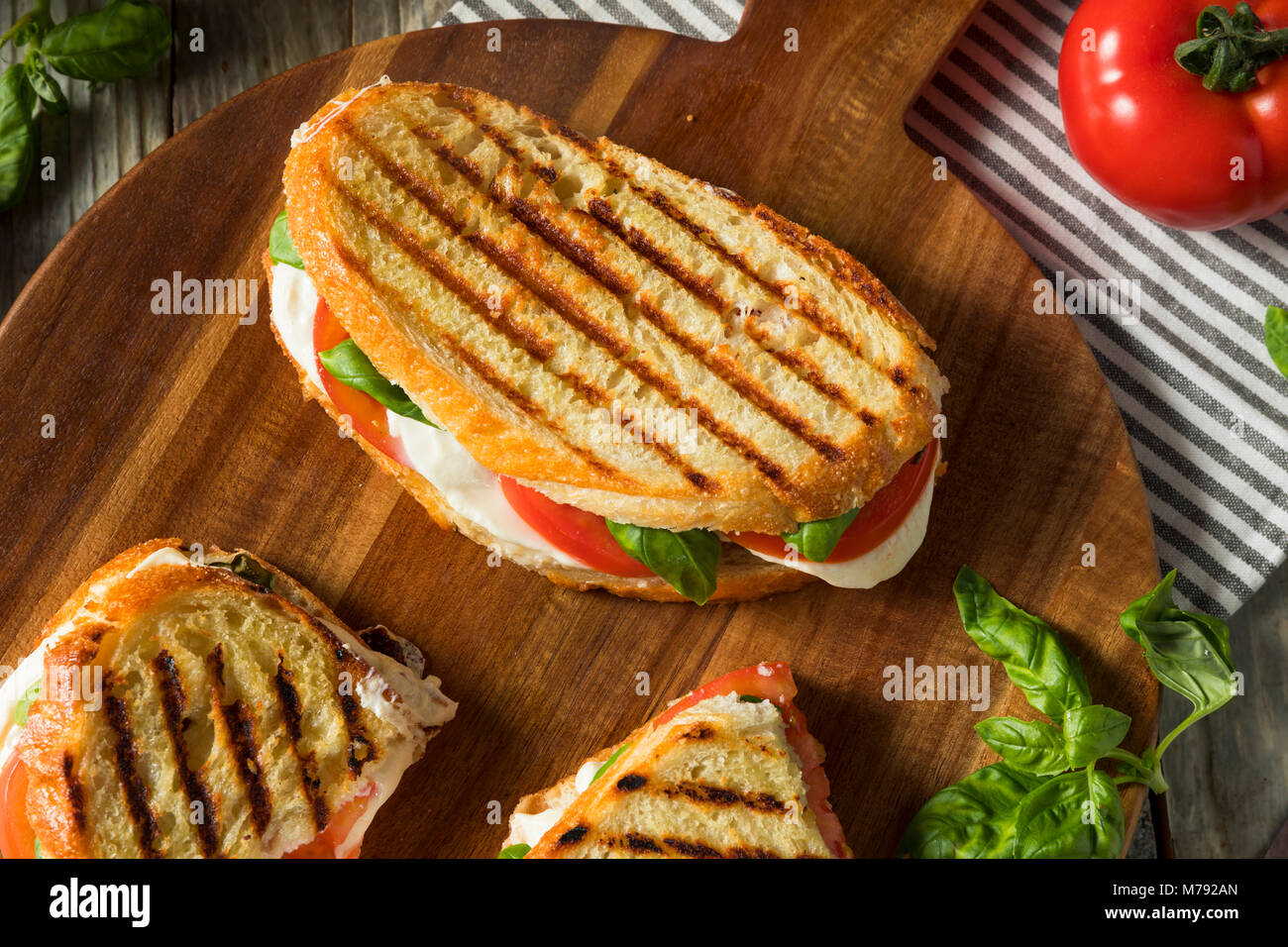 Gesund Gegrilltes Basilikum Mozzarella Caprese Panini Sandwich Stockfoto