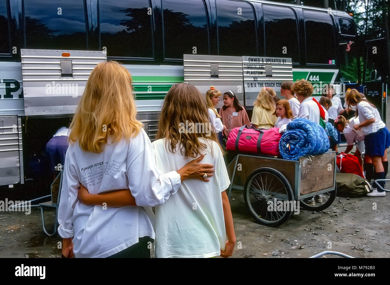 Eine Mutter und Tochter sagen Auf Wiedersehen an den Bus nach Sommer Camp in Vermont, USA, Nordamerika. Stockfoto
