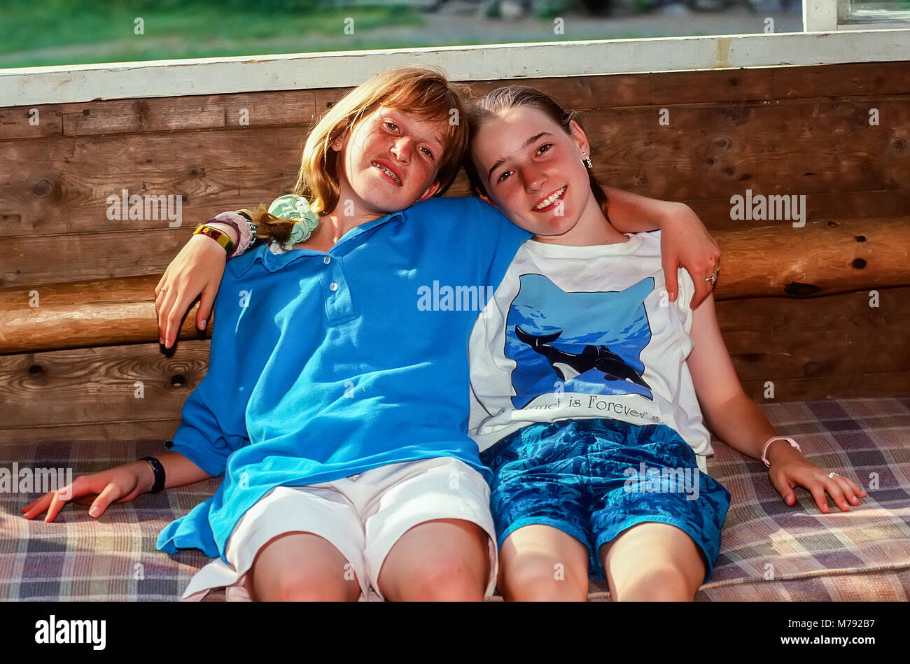 Zwei glückliche Mädchen Kinder umarmen in Freundschaft im Summer Camp in Vermont, USA, Nordamerika. Stockfoto