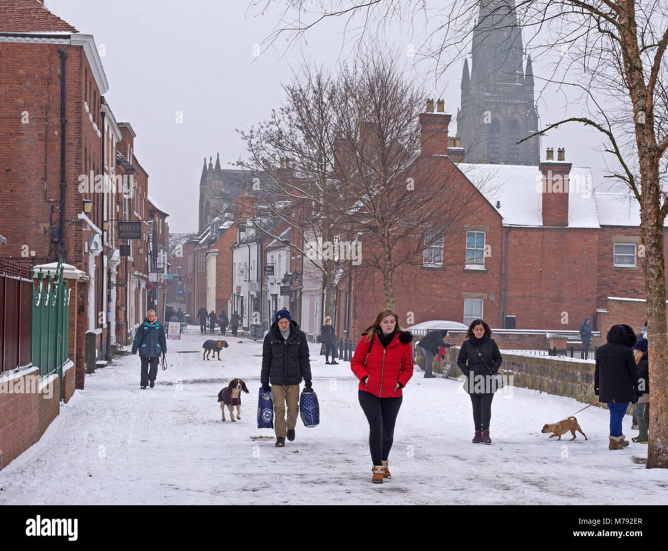 Dam Street Lichfield, Staffordshire, England mit Menschen, Fußgänger und Hunde und Unseasonal Schnee 3. März 2018 Stockfoto