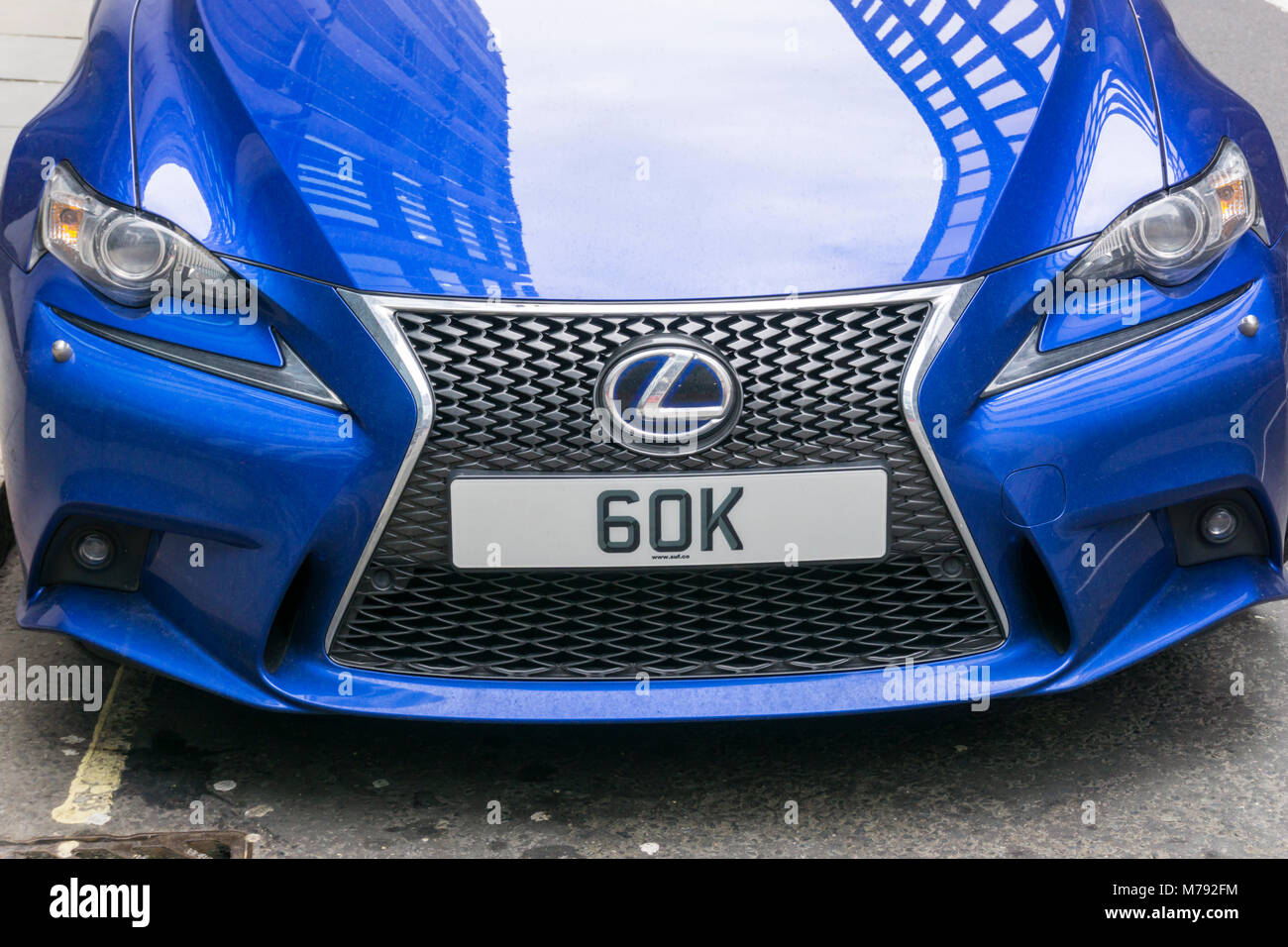 60 K personalisierte Anzahl Platten auf einem blauen Lexus Sportwagen in der Londoner City. Stockfoto