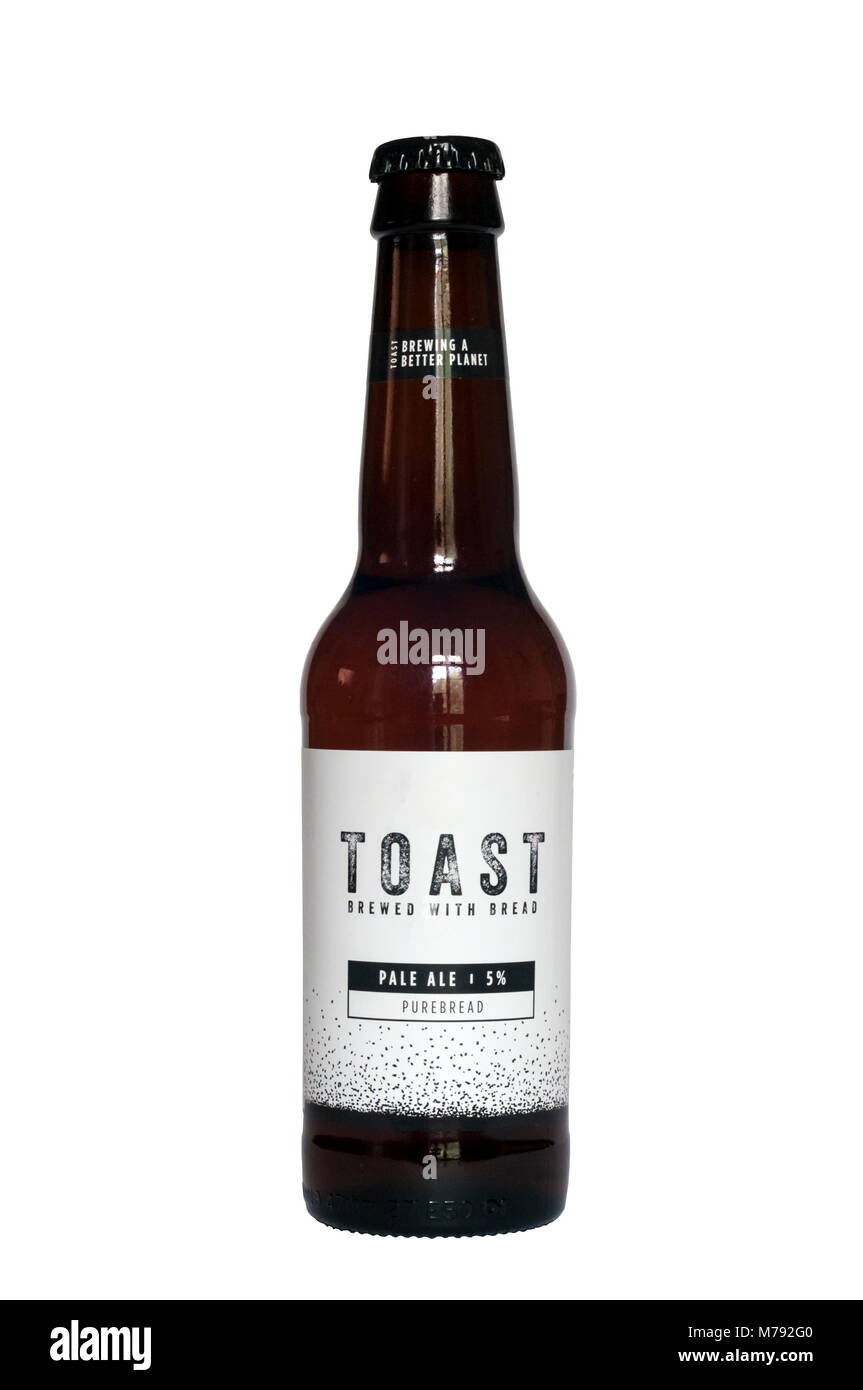 Eine Flasche Toast Pale Ale mit Überschuss Brot gebraut. Es hat eine Stärke von 5 Vol.-%. Stockfoto