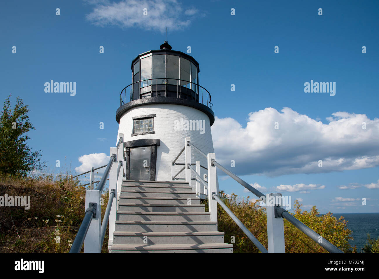 Treppe führt bis zu Owls Head Lighthouse über eine Klippe, mit Blick auf den Ozean darunter, im Sommer in Maine. Stockfoto