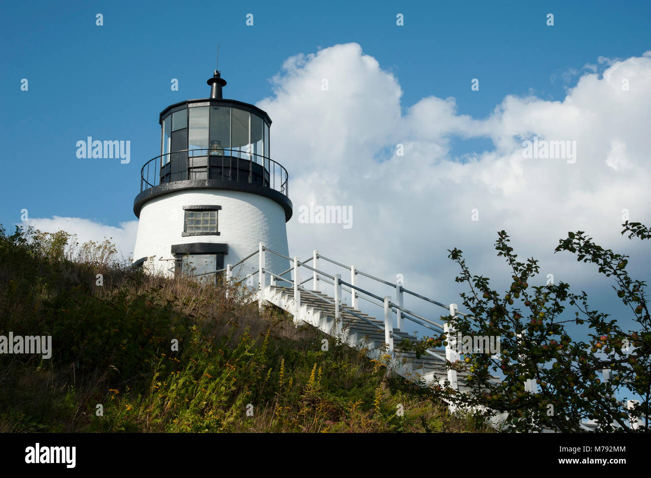 Hölzerne Treppe führt bis zu Owls Head Lighthouse Tower über einen großen Hügel, an einem warmen Sommertag in Maine. Stockfoto