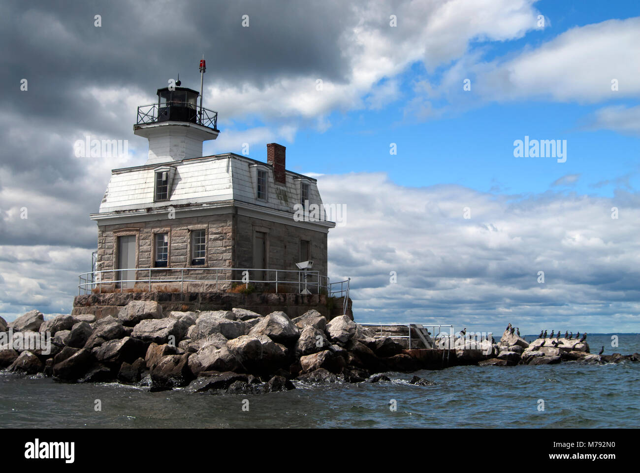Penfiled Riff Lighthouse war aus Stein und Holz auf einen gefährlichen Unterwasser Riff, das Verwüstung mit Mariners wreacked gebaut. Kormoran Seevögel auf der Stockfoto