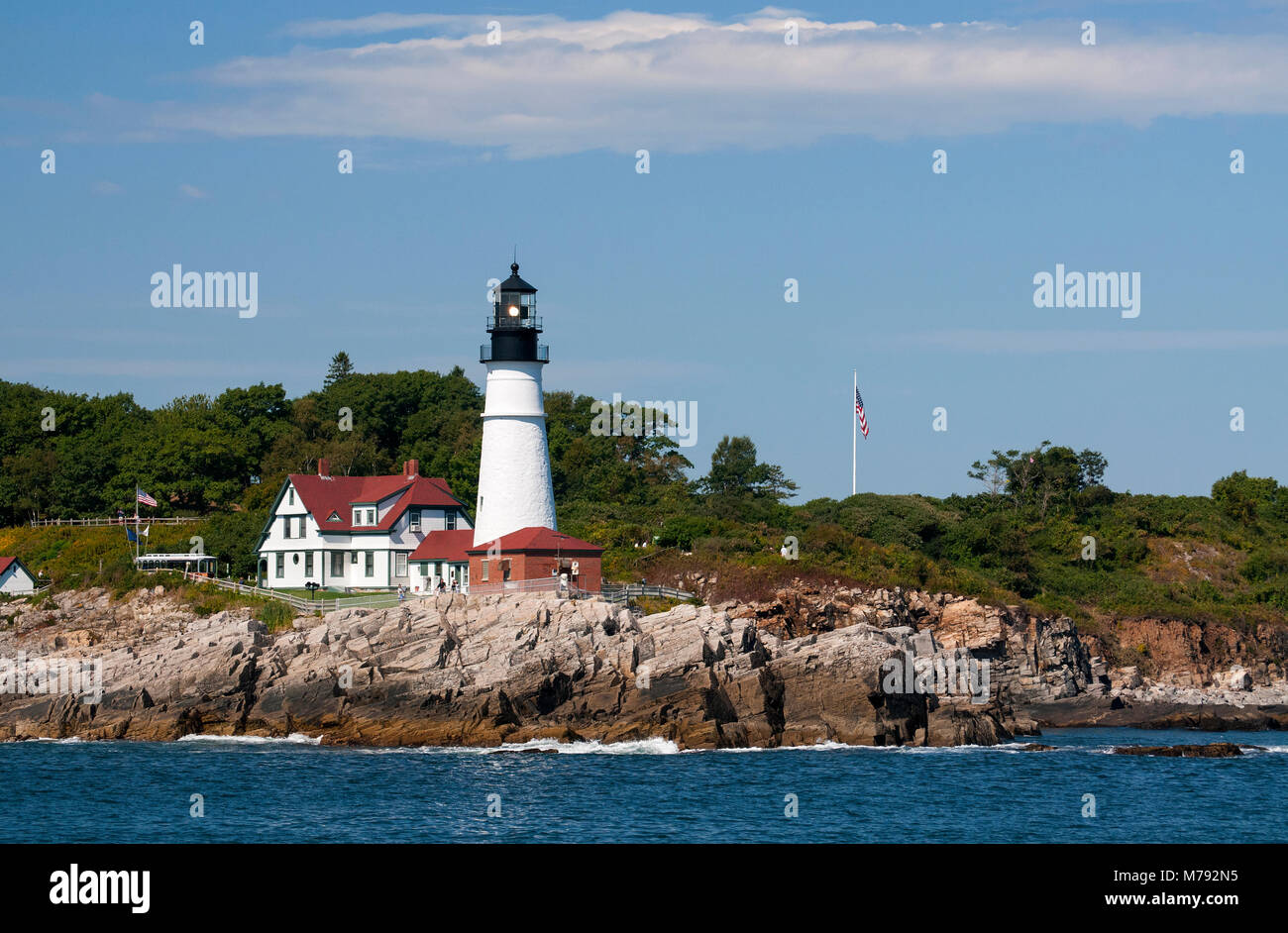 Portland Head Lighthouse zeigt helles Licht an einem warmen Sommertag in Maine. Stockfoto