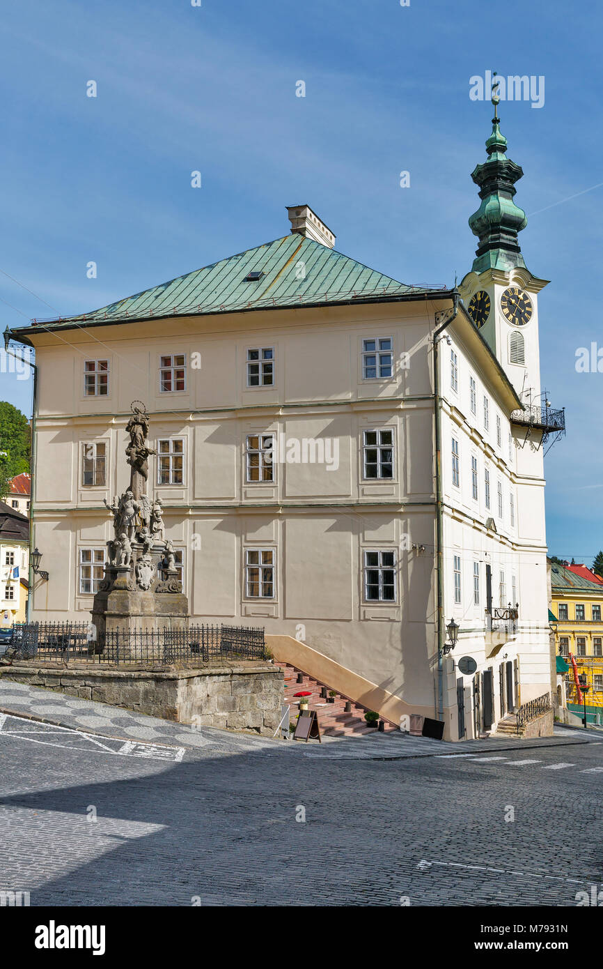 Maria Immaculata Säule und das Rathaus auf dem Hauptplatz der Altstadt von Banska Stiavnica, Slowakei. UNESCO-Weltkulturerbe. Stockfoto