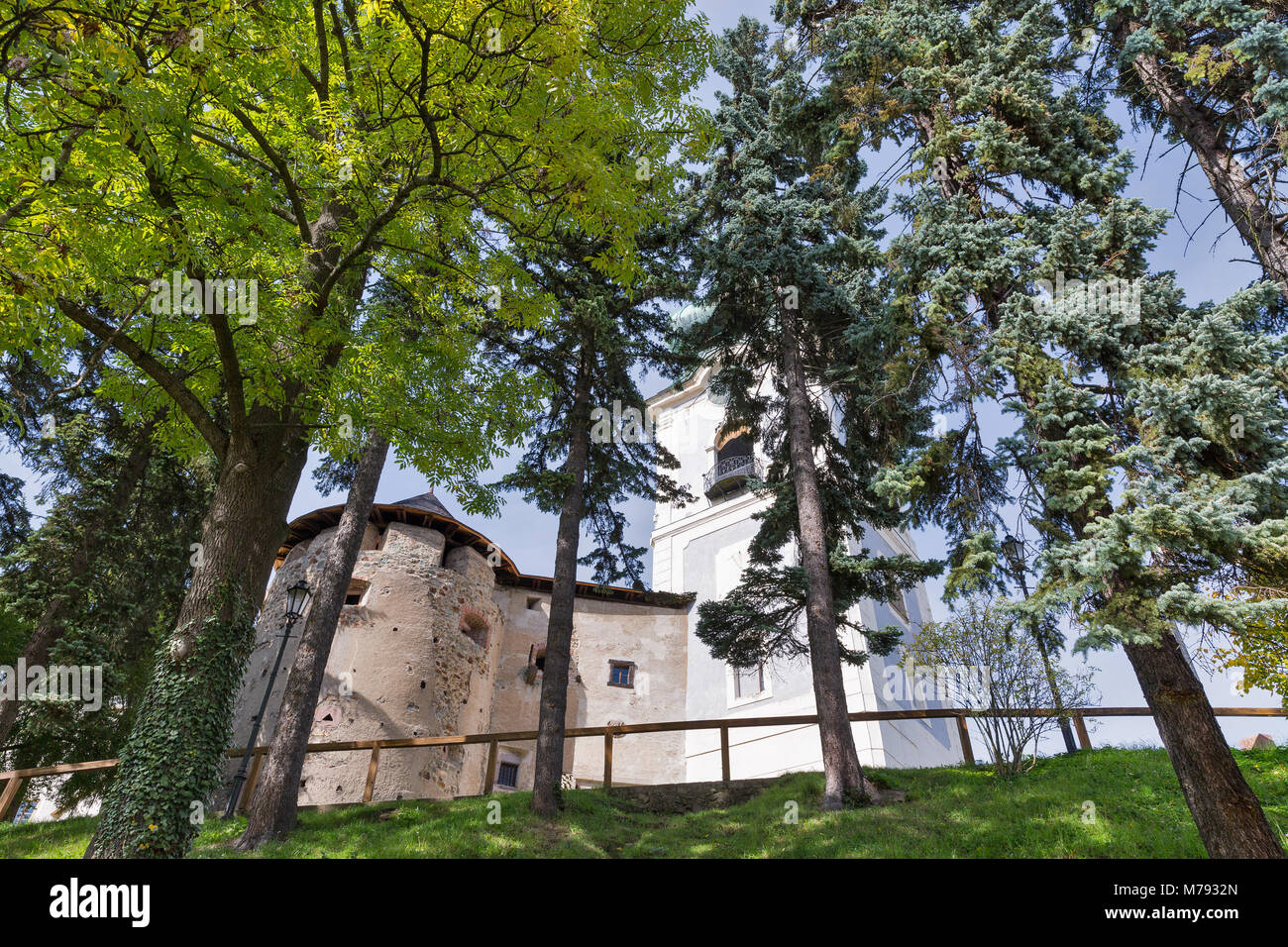 Park vor der alten Burg in Banska Stiavnica, Slowakei. UNESCO-Weltkulturerbe. Stockfoto