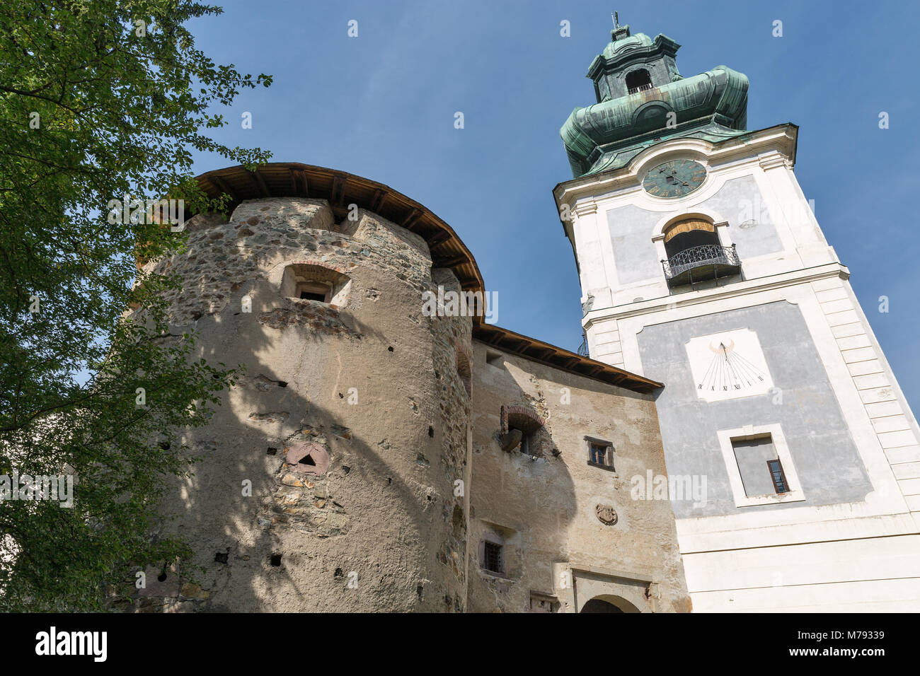 Glockenturm der alten Burg in Banska Stiavnica, Slowakei. UNESCO-Weltkulturerbe. Stockfoto