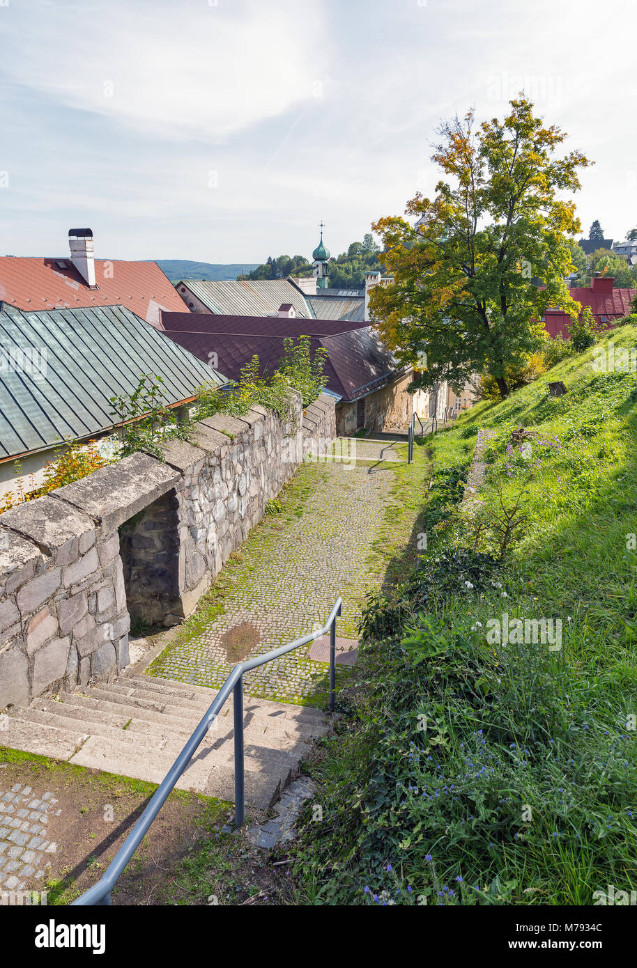 Engen mittelalterlichen Fußgängerzone in der Altstadt von Banska Stiavnica, Slowakei. UNESCO-Weltkulturerbe. Stockfoto