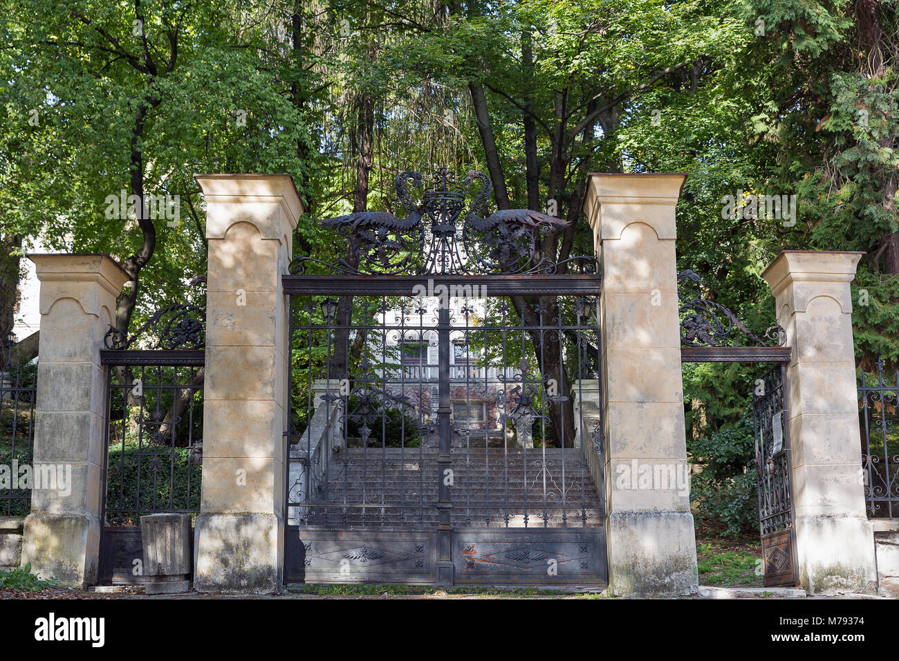 Metal Gate der Botanischen Garten mit Schule für Chemie in Banska Stiavnica, Slowakei Stockfoto