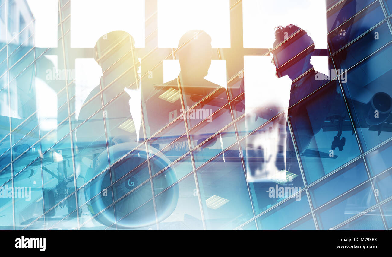 Nehmen Sie an einem Luftfahrzeug mit Double Exposure von Airport Stockfoto