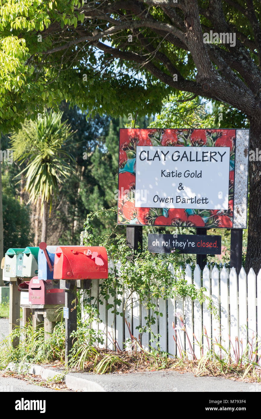Ton Galerie Unterzeichnen und Briefkästen, moutere Highway, Upper Moutere, Tasman, Neuseeland Stockfoto