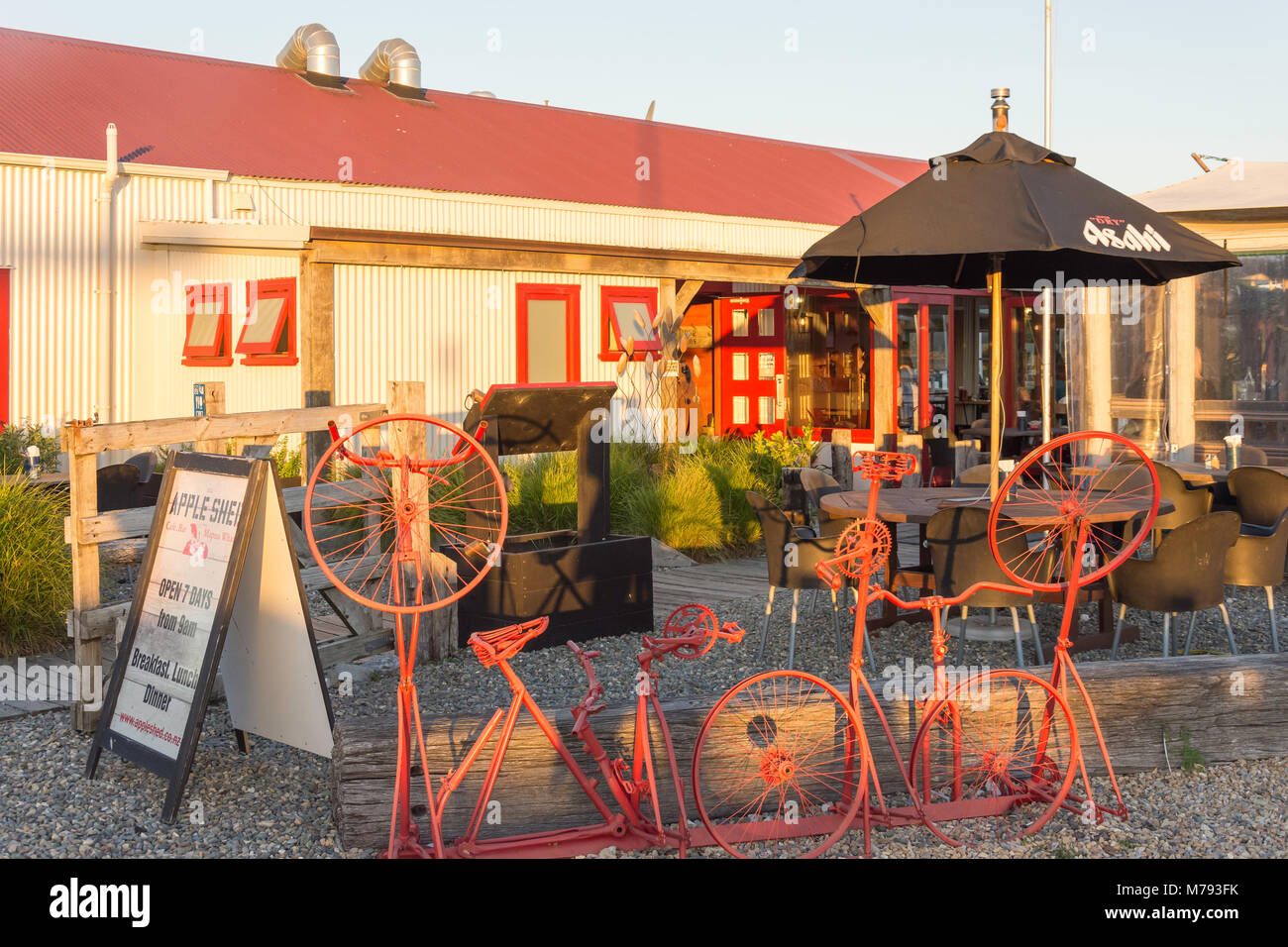 Eingang zum Apple Halle Cafe & Bar bei Sonnenuntergang, Aranui Straße, Mapua Wharf, Mapua, Tasman, Neuseeland Stockfoto