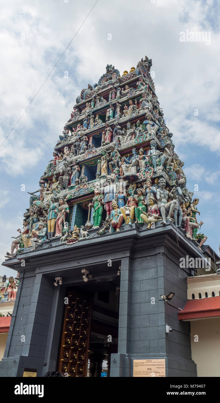 Die Gopuram, oder Torhaus und Tower von zierpflanzen Gottheiten am Eingang des Sri Mariamman Tempel, auf der South Bridge Road, Singapur. Stockfoto