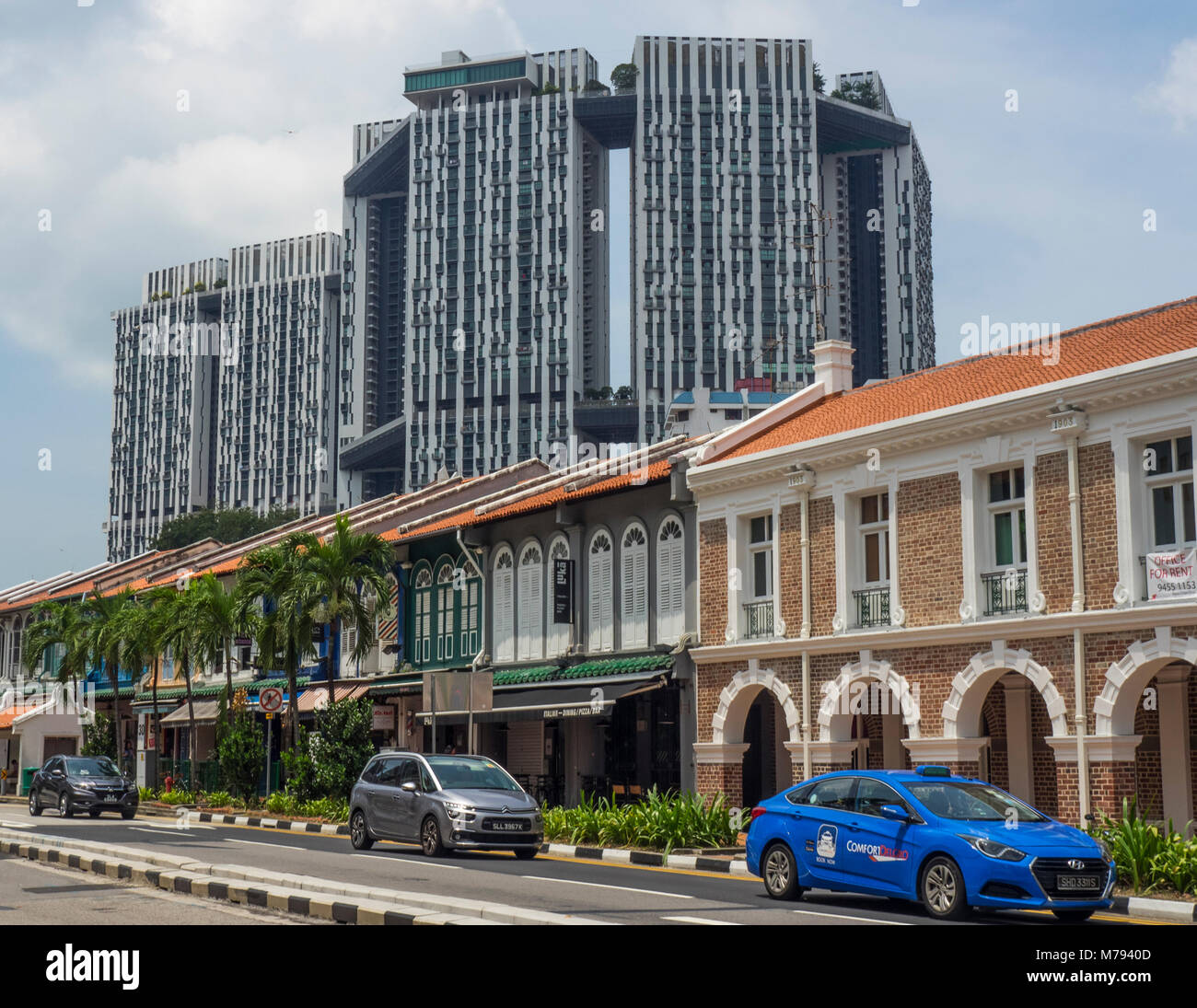 Der Pinnacle @ Duxton Hochhaus Wohnungen und eine Reihe von traditionellen Shophouses auf South Bridge Road, Singapur. Stockfoto