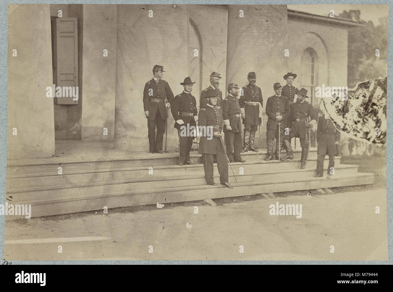 Ein formelles Foto von Generalmajor S.P. Heintzelman und seinem Stab, aufgenommen in einem militärischen Setting, das ihre Rolle in der US-Armee widerspiegelt. Stockfoto