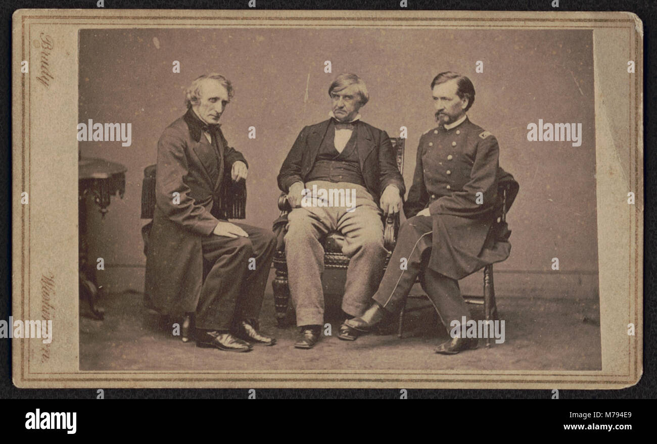 Dieses Foto zeigt Schlüsselfiguren, die an der Verfolgung des Mordprozesses in Lincoln beteiligt waren: Rep. John Bingham, Richter Joseph Holt und Brigadegeneral Henry Burnett. Diese Personen spielten eine entscheidende Rolle in den Gerichtsverfahren nach der Ermordung von Präsident Abraham Lincoln. Stockfoto