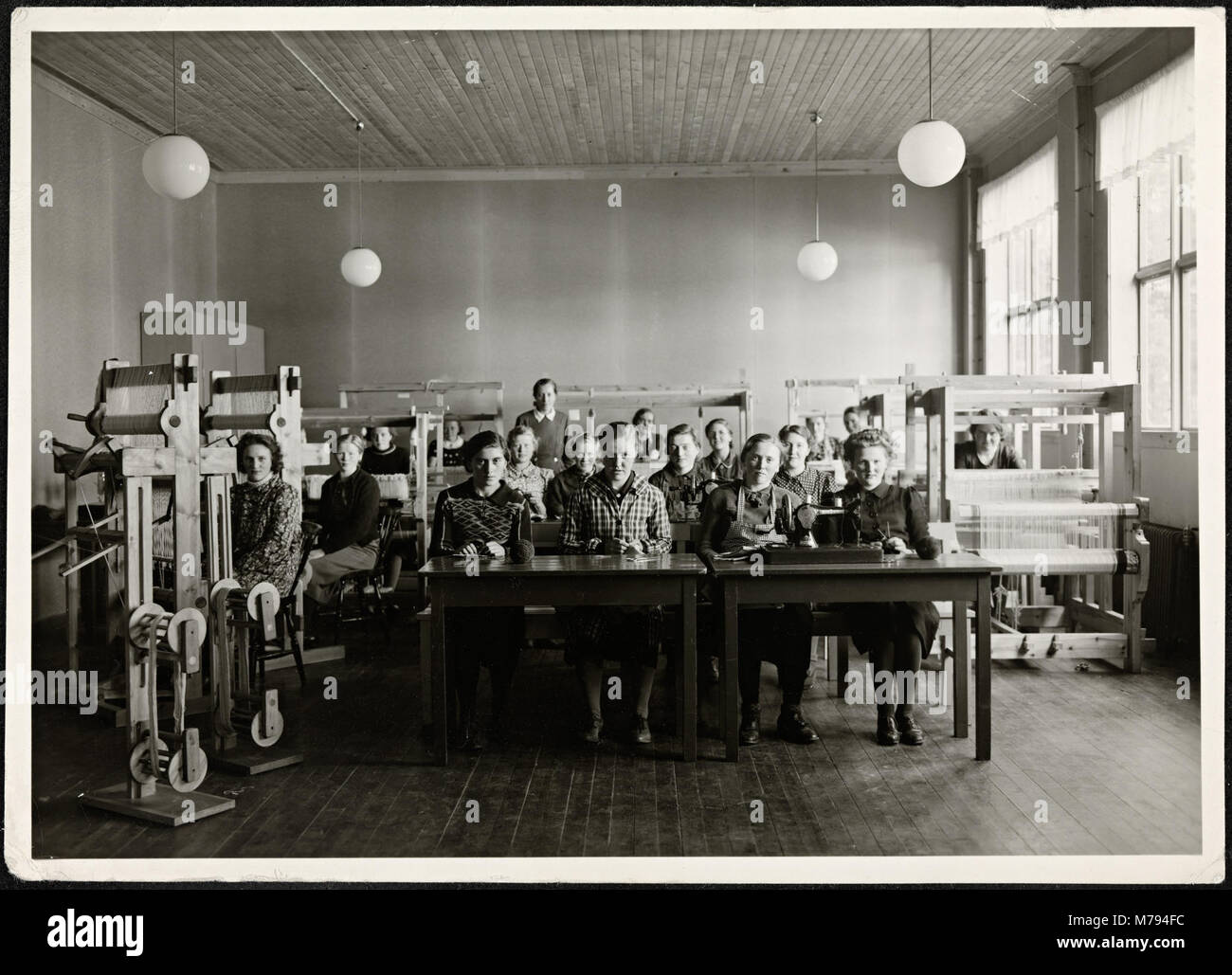 Dieses Bild spiegelt das Konzept der „Handarbeidsklasse“ wider und bezieht sich auf die ArbeiterInnenklasse, die an der Handarbeit beteiligt ist. Er hebt die Rolle dieser Arbeitnehmer in der Gesellschaft und ihren bedeutenden Beitrag zu verschiedenen Wirtschaftszweigen hervor. Stockfoto