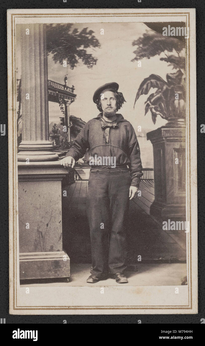 Ein historisches Foto eines nicht identifizierten Seemanns in Uniform, aufgenommen in der B. Bingham's Gallery in Memphis, Tennessee, mit einem gemalten Hintergrund, der typisch für Atelierporträts aus dem 19. Jahrhundert ist. Stockfoto