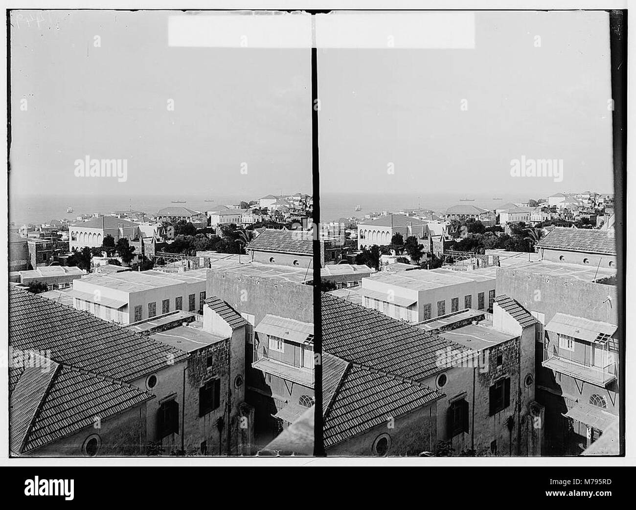 Blick auf Beirut vom Haus des Grafen aus, der die Landschaft und Architektur der Stadt einfängt. Dieses Bild bietet einen historischen Einblick in Beiruts Stadtbild während des frühen 20. Jahrhunderts. Stockfoto