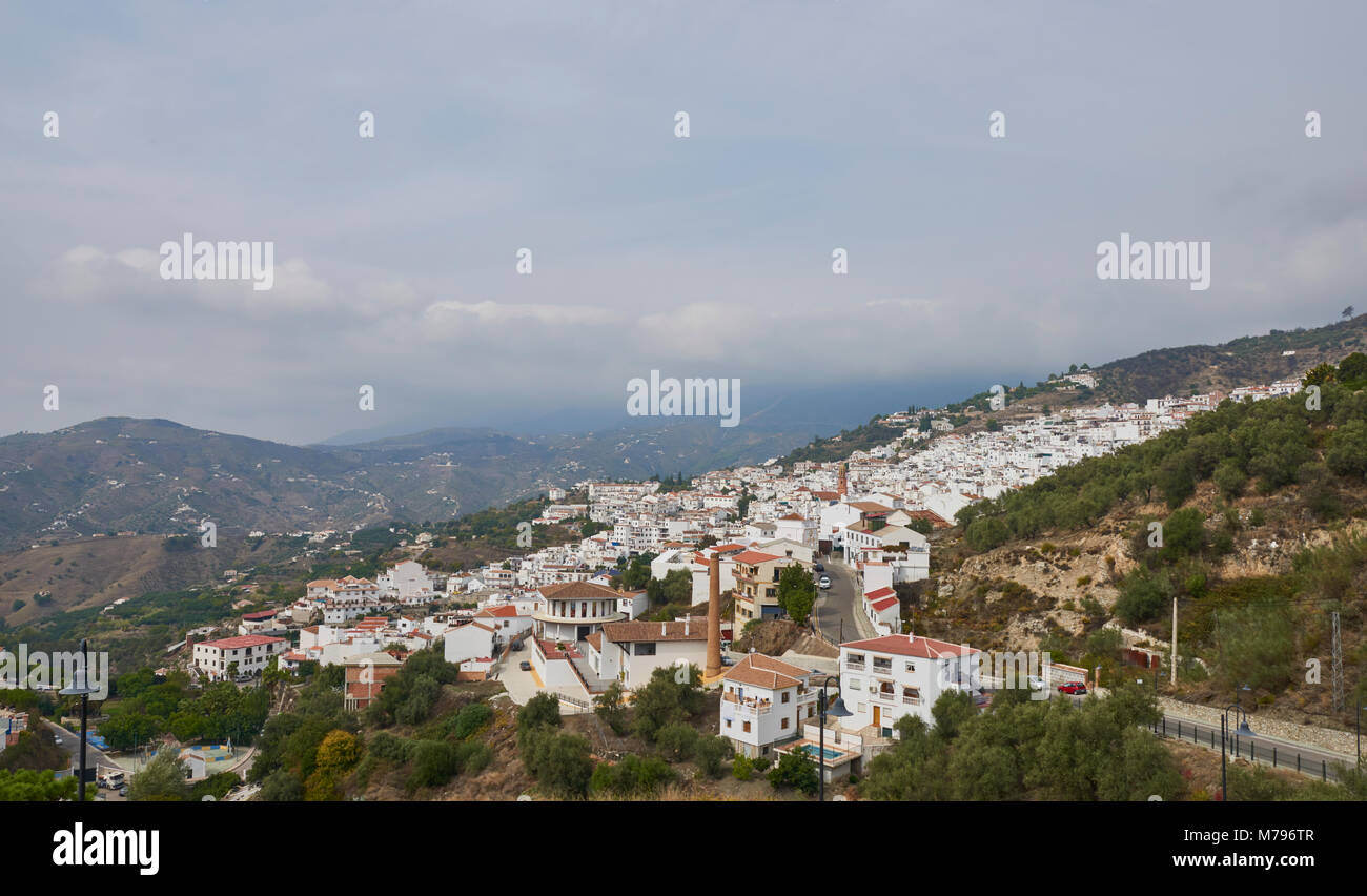 Die traditionelle spanische Bergdorf Sayalonga in Andalusien mit seinen vielen Villen und Häuser scheinbar tumbling down die Hügel. Stockfoto